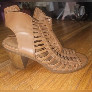 Women's Tan Heeled Sandals Size 6.5 With Zippers